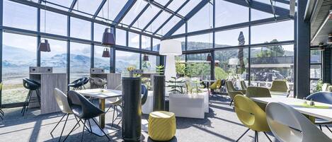 Breakfast and dinner served