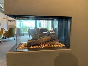 32-tommers fladskærms-tv med kabelkanaler, tv