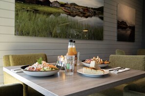 Der serveres morgenmad og aftensmad