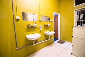 Bathroom sink - Kemaman Lodge & Cafe - Hostel (Chukai)