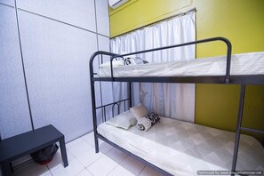 Desk, free WiFi - Kemaman Lodge & Cafe - Hostel (Chukai)