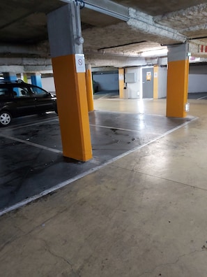 Aparcamiento sin asistencia (12 EUR por noche)