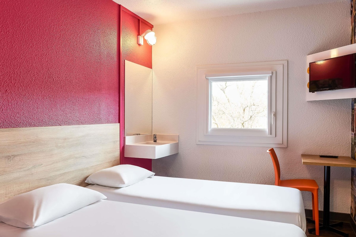 Desk, soundproofing, iron/ironing board, free WiFi