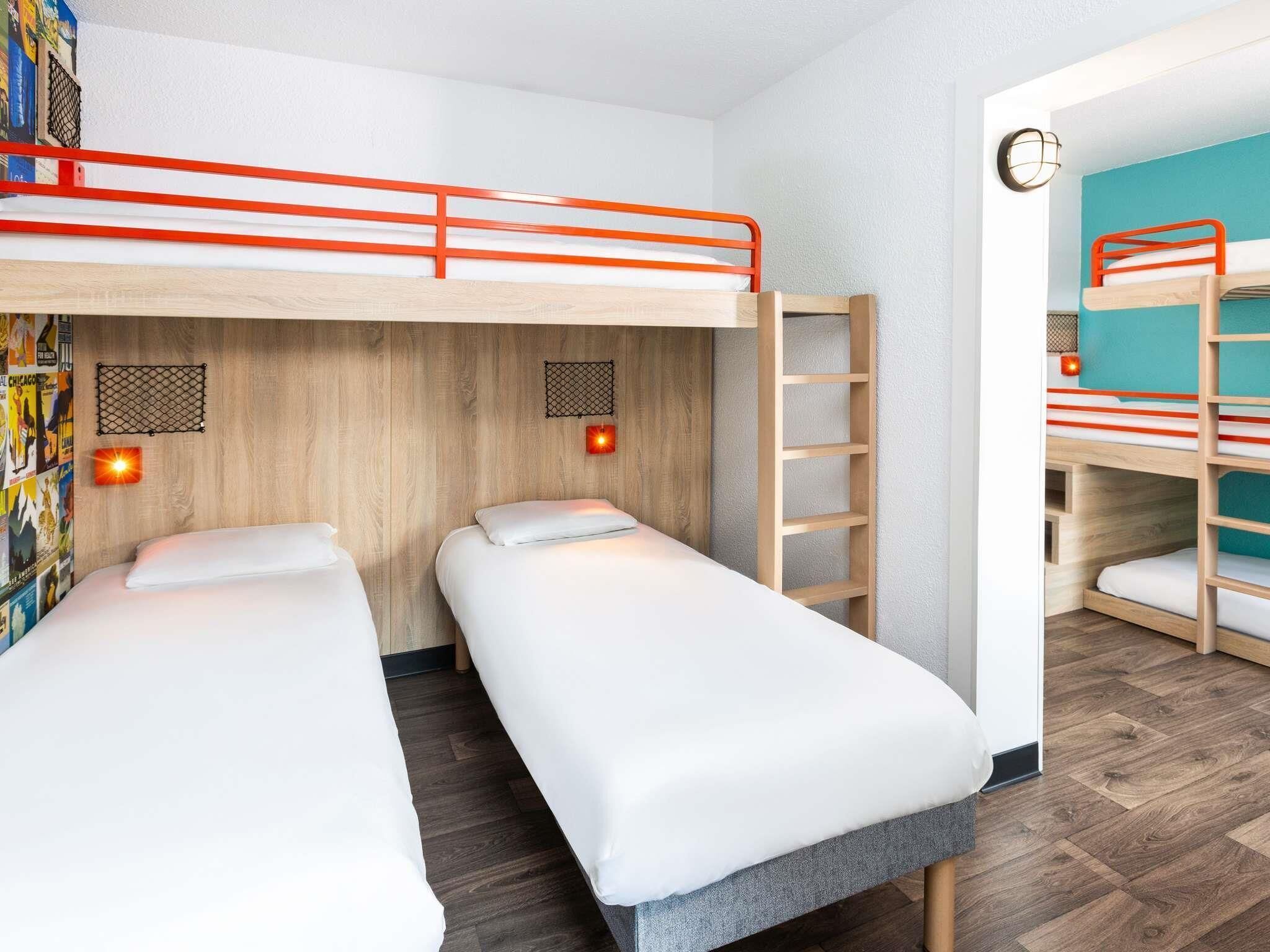 Zimmer, Mehrere Betten | Schreibtisch, schallisolierte Zimmer, Bügeleisen/Bügelbrett