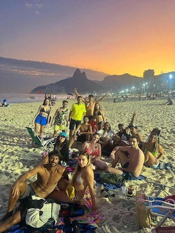 Una playa cerca, arena blanca