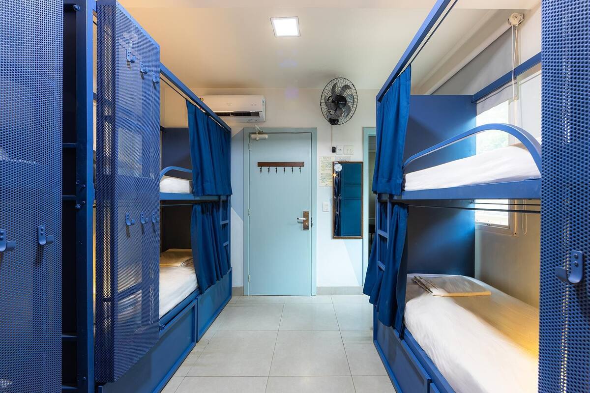 Cofres nos quartos, cortinas blackout, ferros/tábuas de passar roupa