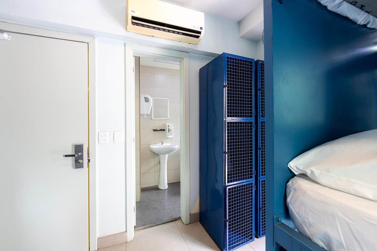 Cofres nos quartos, cortinas blackout, ferros/tábuas de passar roupa