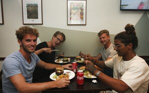 Petit déjeuner et dîner servis sur place