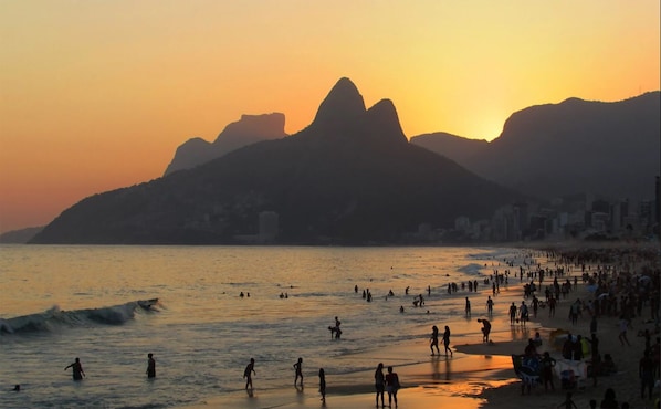 Beach nearby, white sand - El Misti Hostel Ipanema (Rio de Janeiro)