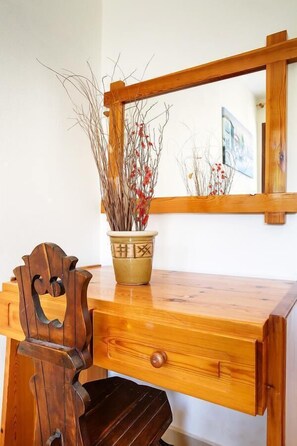 Decoración personalizada, muebles diferentes y escritorio 