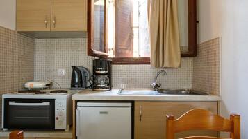 Estudio | Cocineta privada | Parrilla de estufa, tetera eléctrica y utensilios de cocina