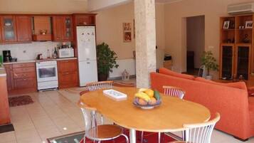 Cocina privada | Parrilla de estufa, tetera eléctrica y utensilios de cocina