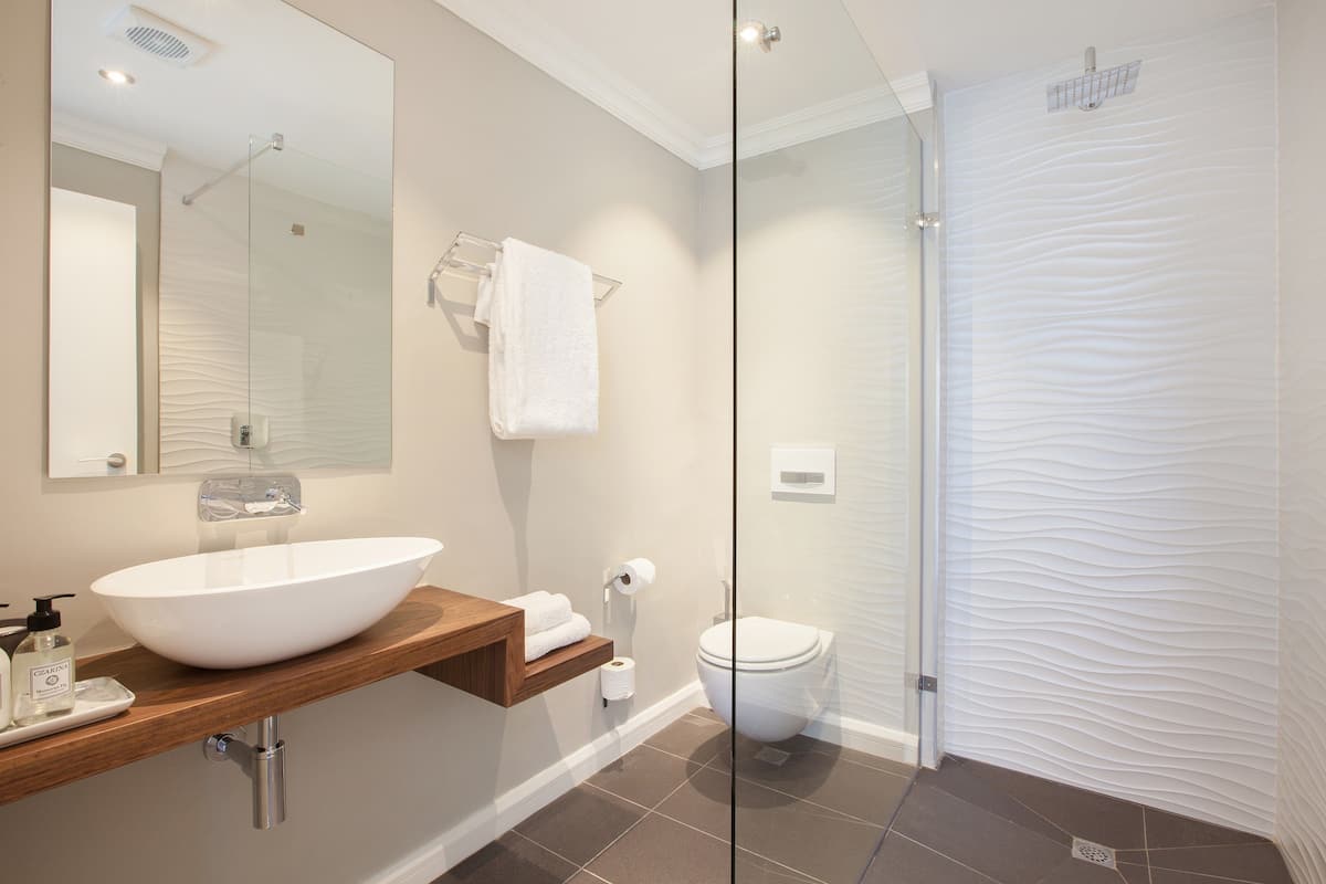 Kostenlose Toilettenartikel, Haartrockner, Bademäntel, Hausschuhe