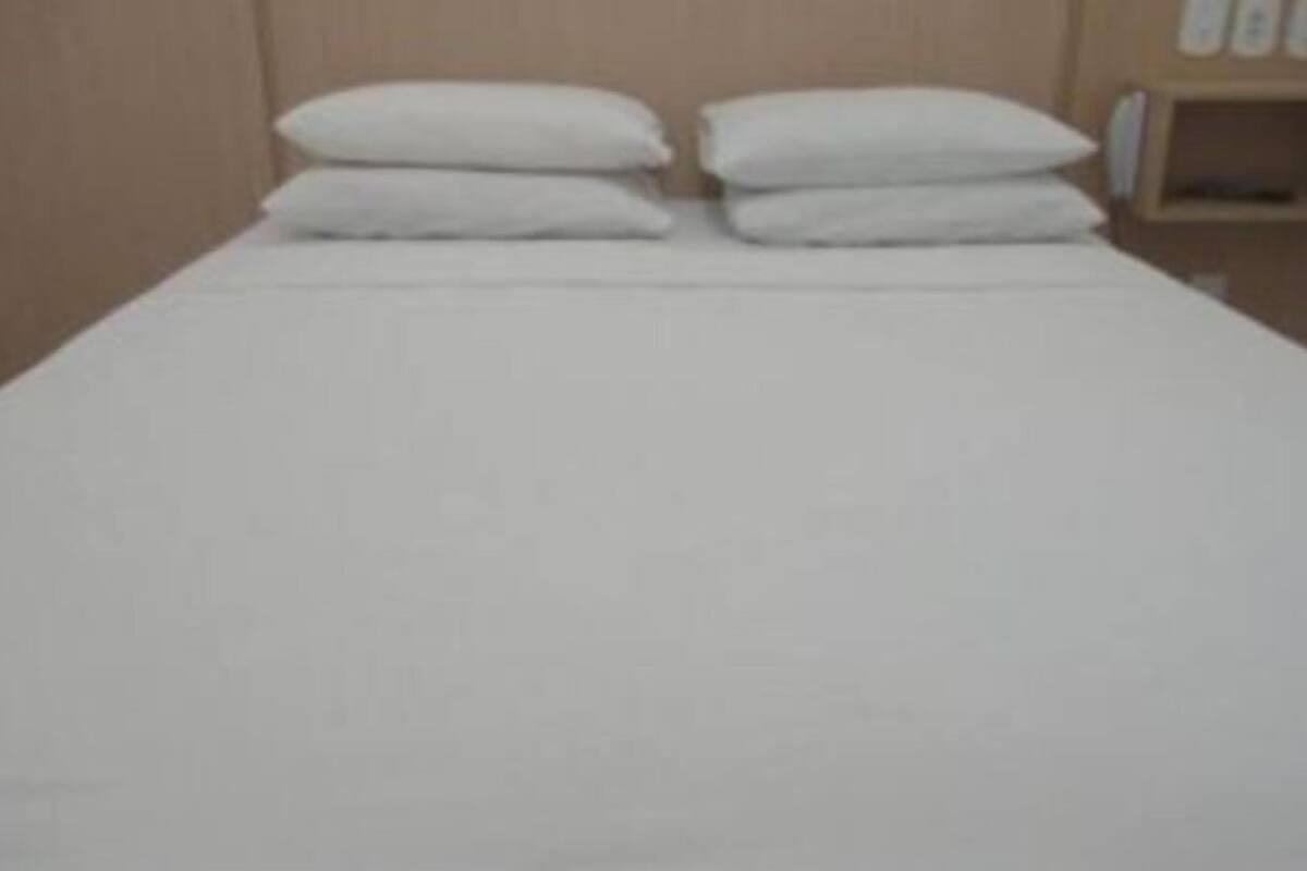 Minibar, blackout drapes, WiFi (free)
