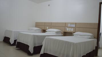 Quarto triplo standard, 3 camas de solteiro | 1 quarto, frigobar, cortinas blackout, Wi-Fi de cortesia