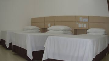 Quarto triplo standard, 3 camas de solteiro | Frigobar, cortinas blackout, Wi-Fi de cortesia