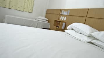 Habitación triple estándar | Minibar, cortinas opacas, wifi gratis