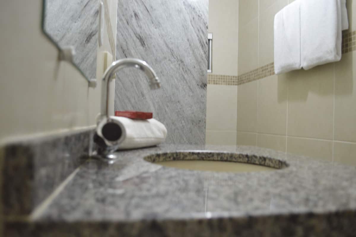 standard double room, 1 queen bed | bathroom | shower, towels