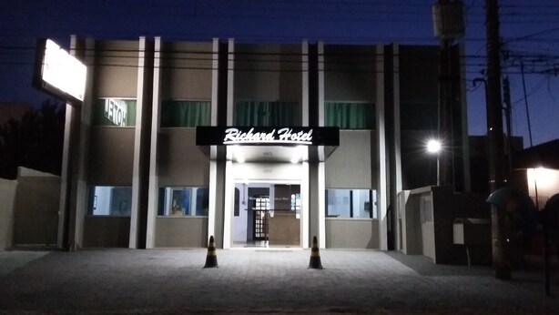L'ingresso di un hotel con una insegna che riporta 'Richard Hotel' e una porta ben visibile.