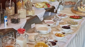A buffet table with various food items and beverages. - Flair Hotel Waldfrieden (Schwarzatal)