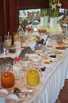 Uma mesa de buffet com diversos alimentos e bebidas.