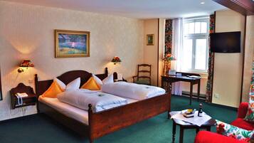 Royal Double or Twin Room | Living room | LCD TV