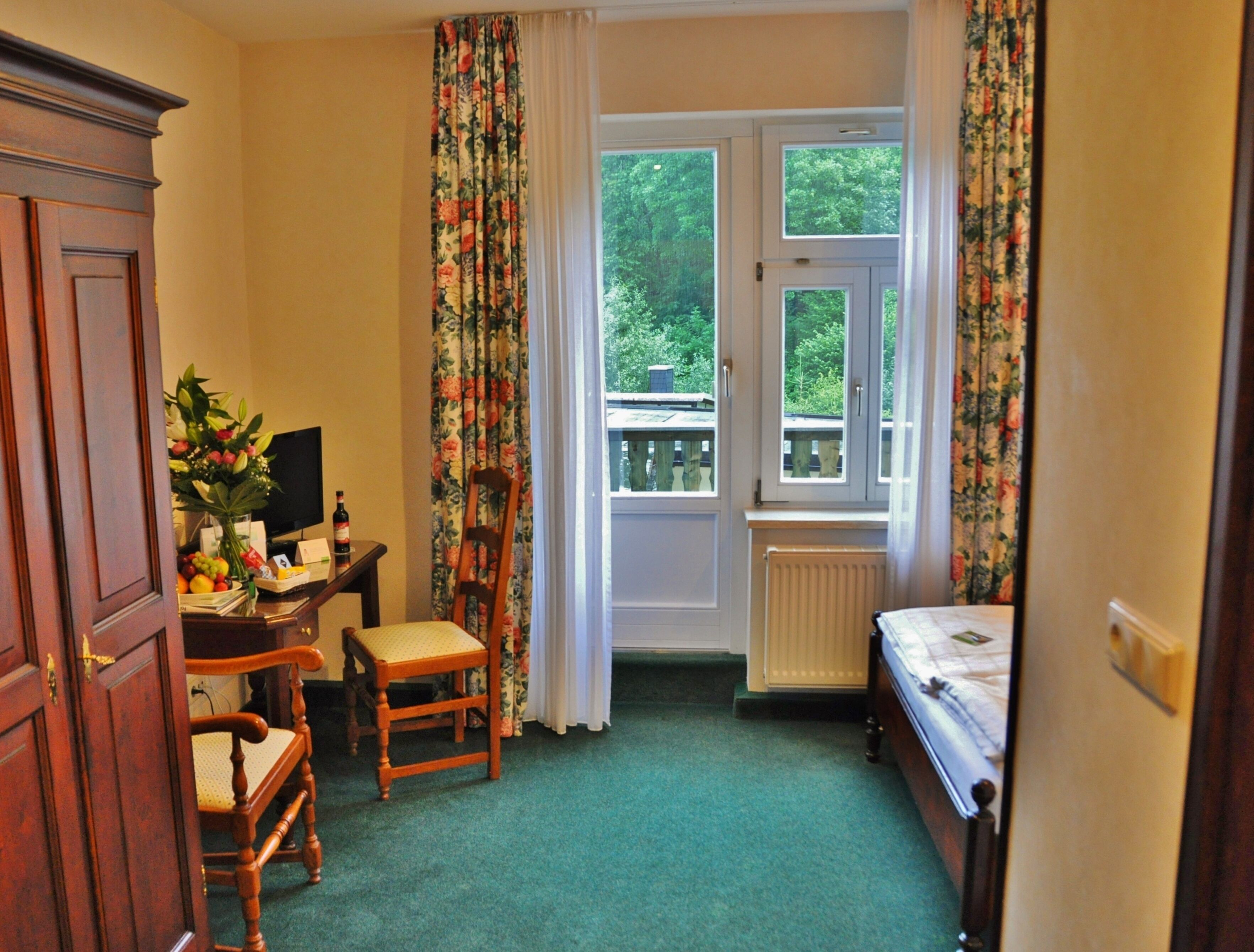 standard double room | living area | lcd tv