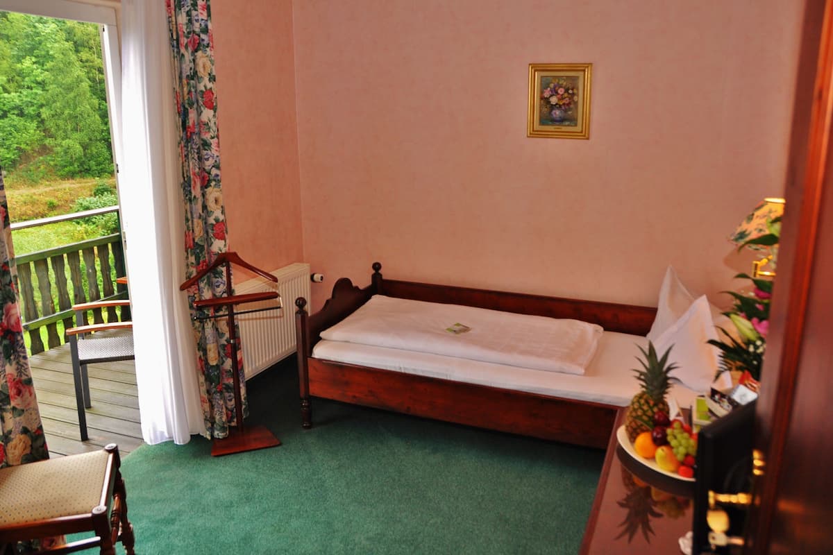 أغطية فراش متميزة وميني بار وخزنة داخل الغرفة ومكتب