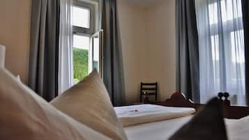 Grand Double or Twin Room | Peralatan tempat tidur premium, bar mini, peti besi dalam bilik, meja