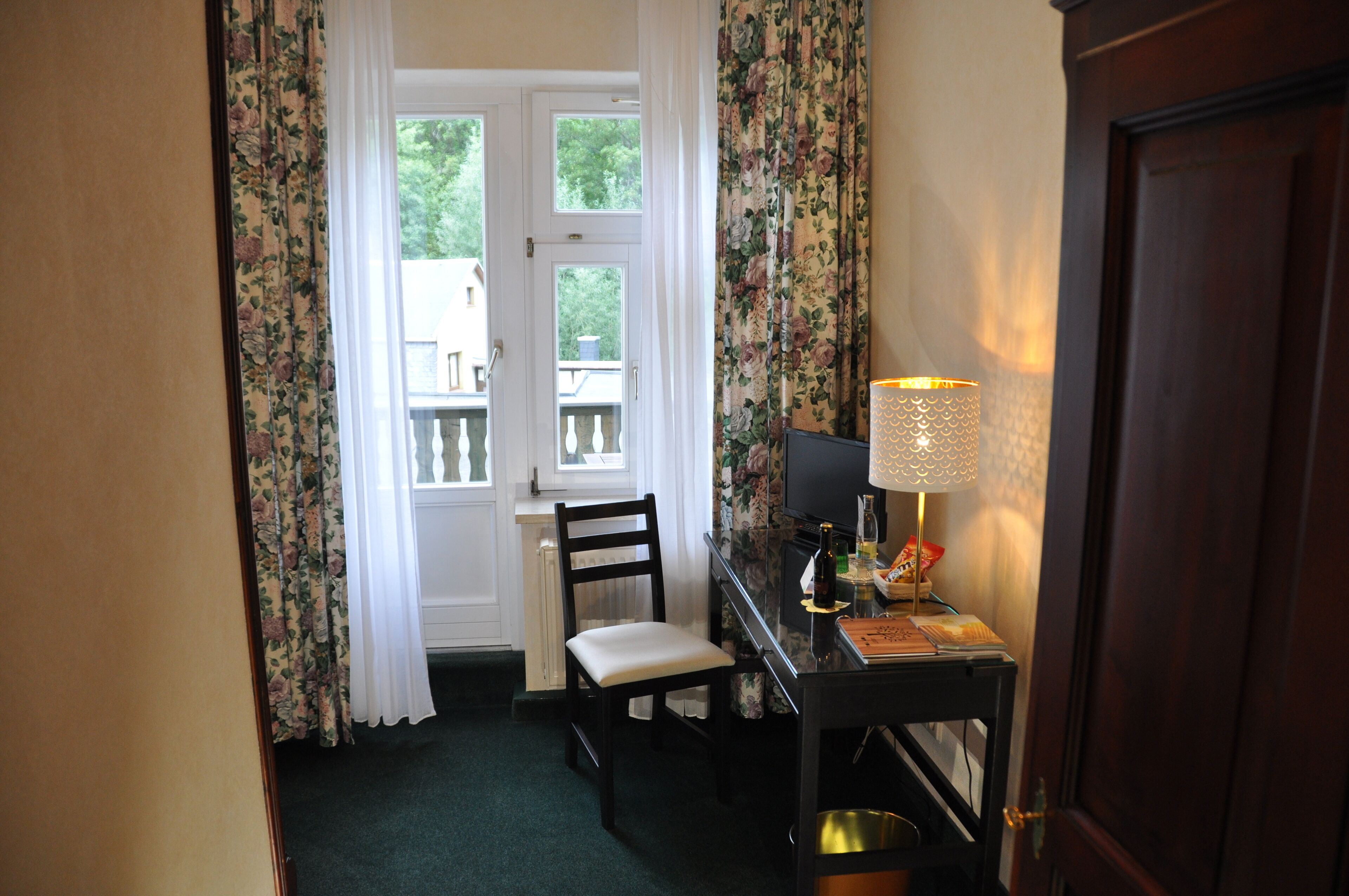 comfort single room (plus) | living area | lcd tv