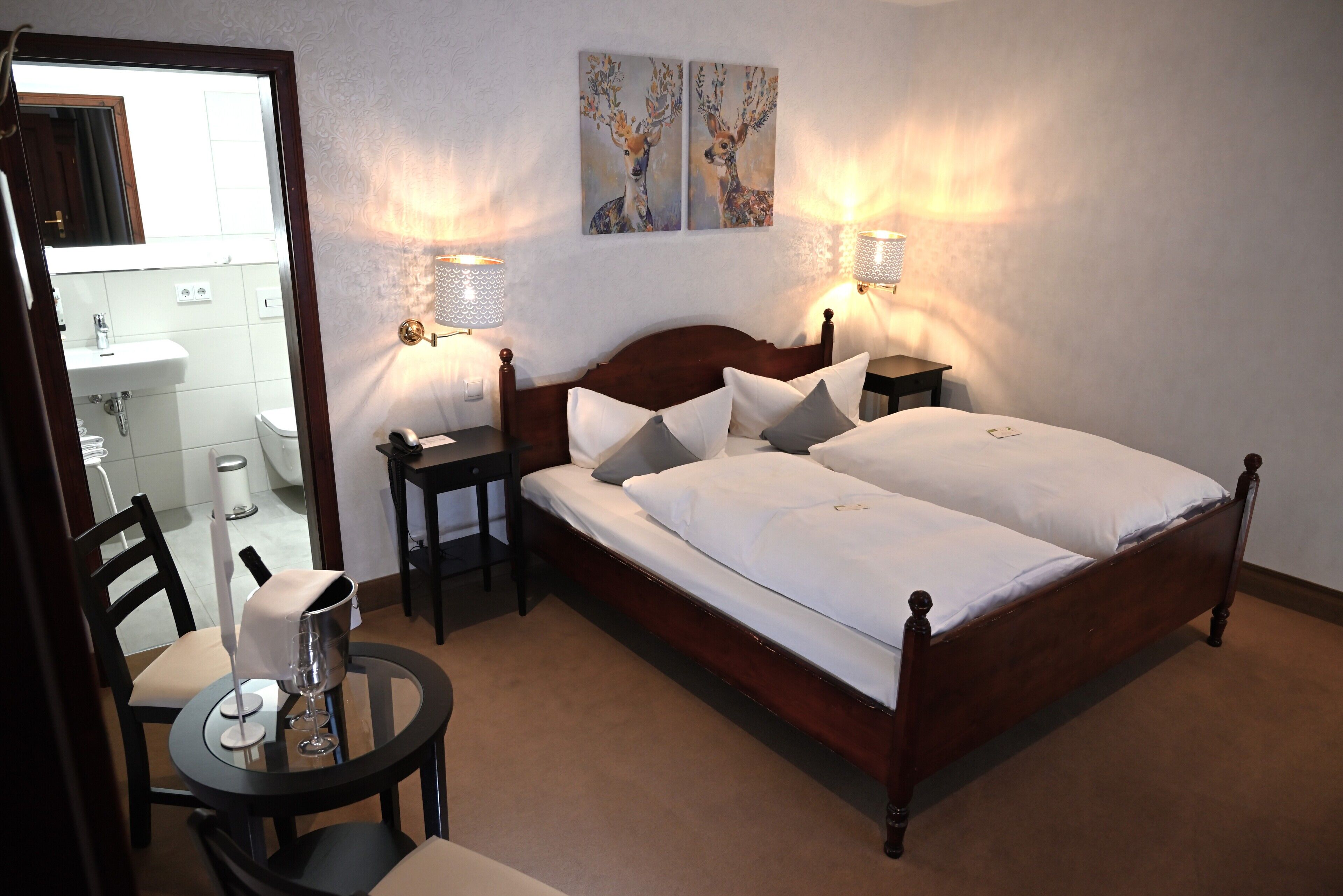 Ropa de cama de alta calidad y minibar 