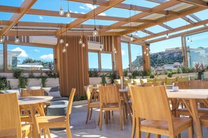 Café da manhã continental todos os dias (EUR 20 por pessoa) 