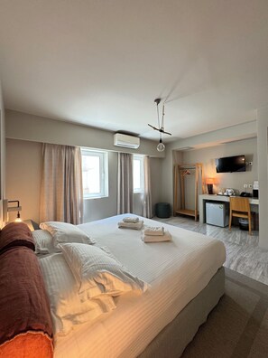 Hypo-allergenic bedding, minibar, in-room safe, individually decorated - Lotus Center Apartments (Athens)