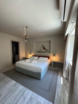 Hypo-allergenic bedding, minibar, in-room safe, individually decorated - Lotus Center Apartments (Athens)