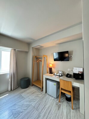 Roupas de cama antialérgicas, frigobar, cofres nos quartos