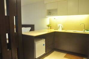 Studio Apartment | Private kitchenette | Full-size fridge, microwave, coffee/tea maker, electric kettle
