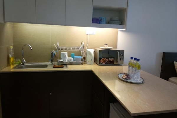 Full-sized fridge, microwave, coffee/tea maker, electric kettle
