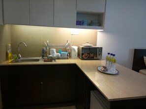 Full-size fridge, microwave, coffee/tea maker, electric kettle