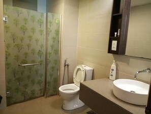 Dusche, kostenlose Toilettenartikel, Haartrockner, Hausschuhe