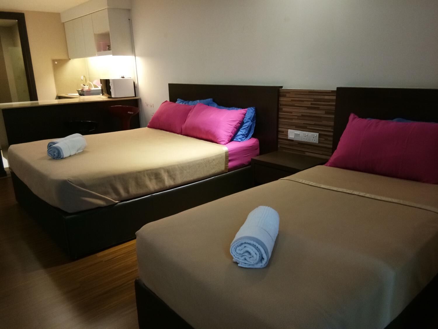 Bàn, b àn ủi/dụng cụ ủi quần áo, nôi (giường cho trẻ sơ sinh) miễn phí 