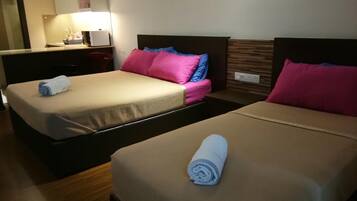 Skrivebord, strygejern/strygebræt, gratis baby-/barnesenge