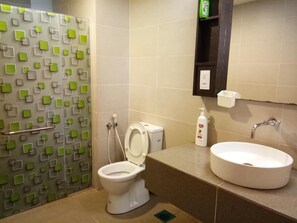 Shower, free toiletries, hair dryer, slippers - AL-Aidid Homestay (Kota Bharu)