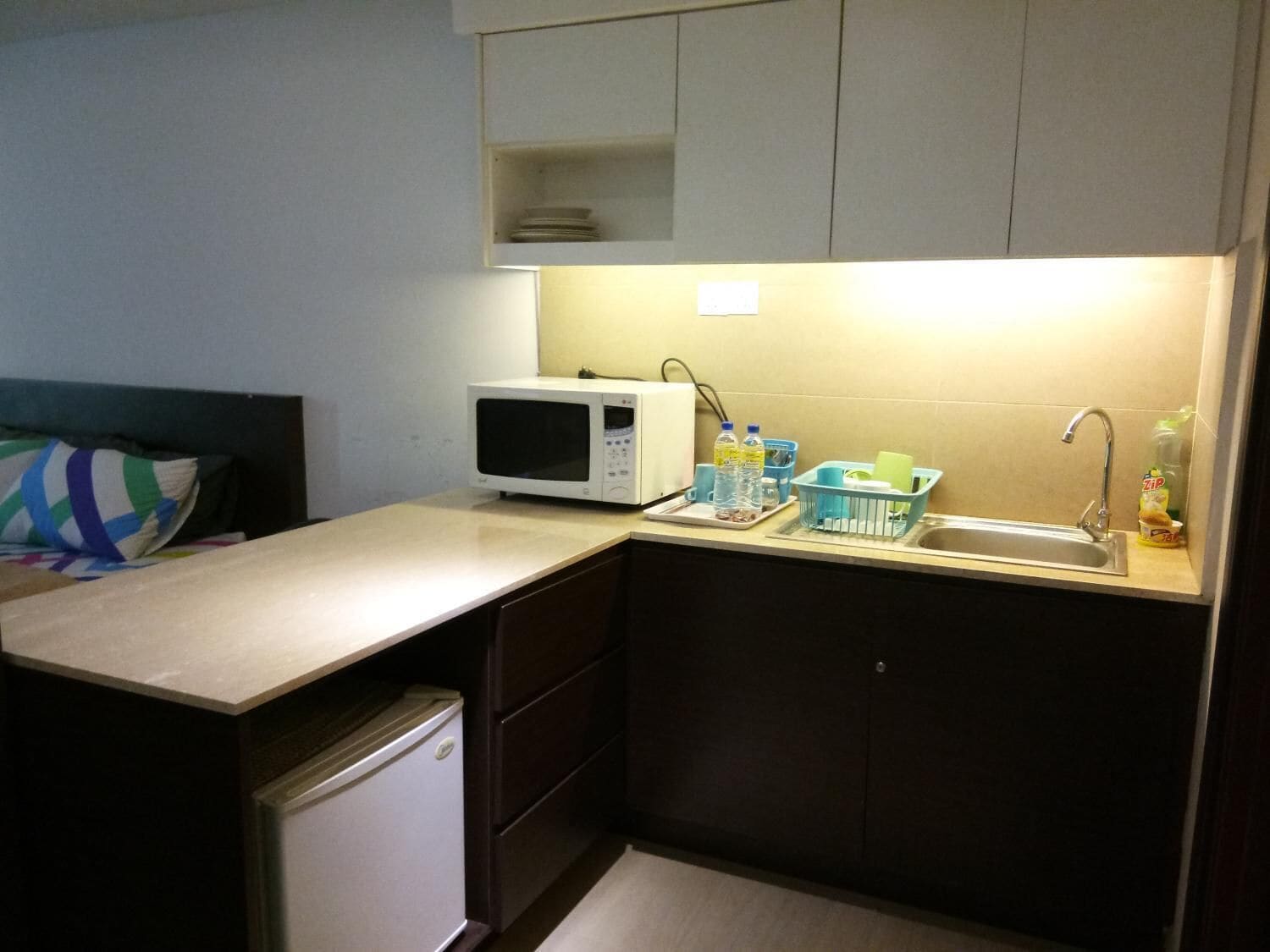 Full-sized fridge, microwave, coffee/tea maker, electric kettle