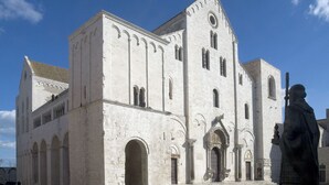 A large, historic building with a prominent central entrance, arched windows, and a statue in front. - Il Trespolo degli Angeli (Bari)