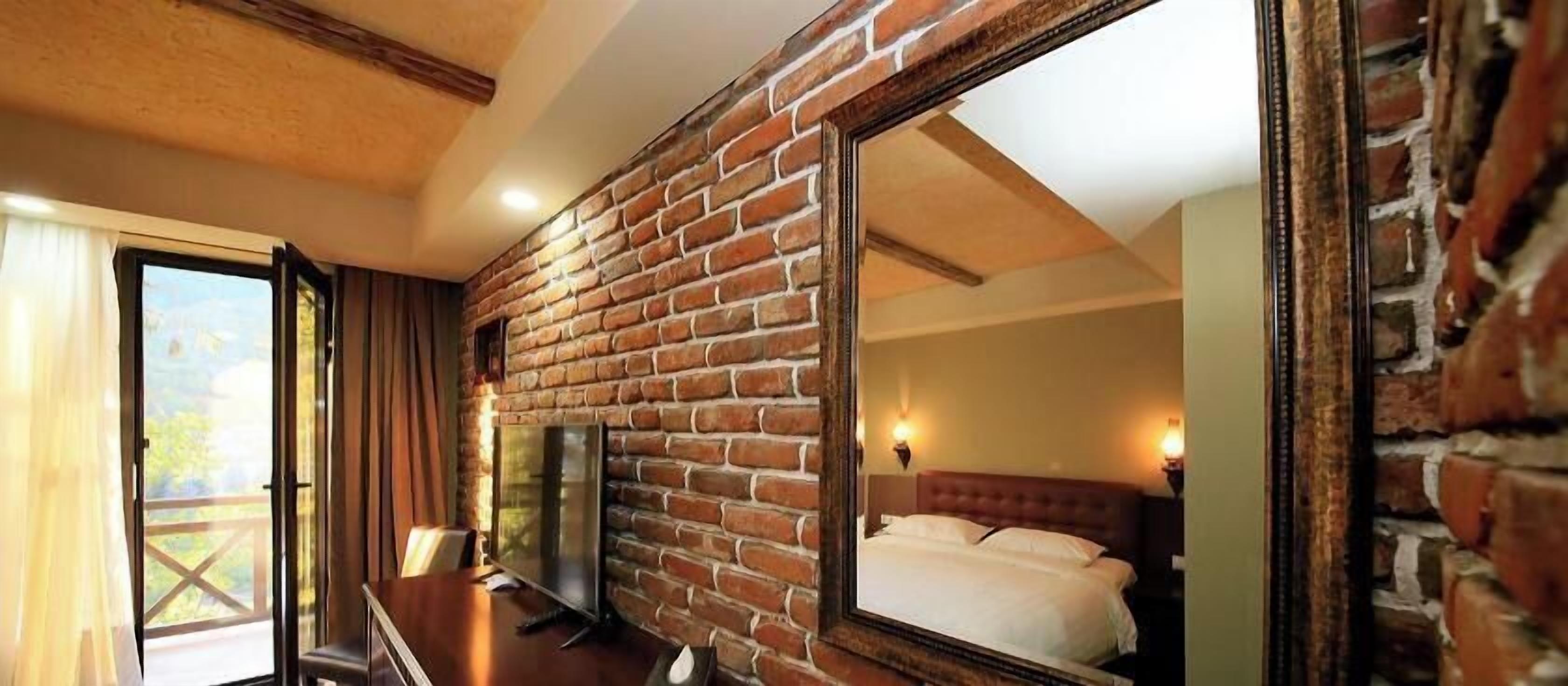 Minibar, in-room safe, desk, iron/ironing board