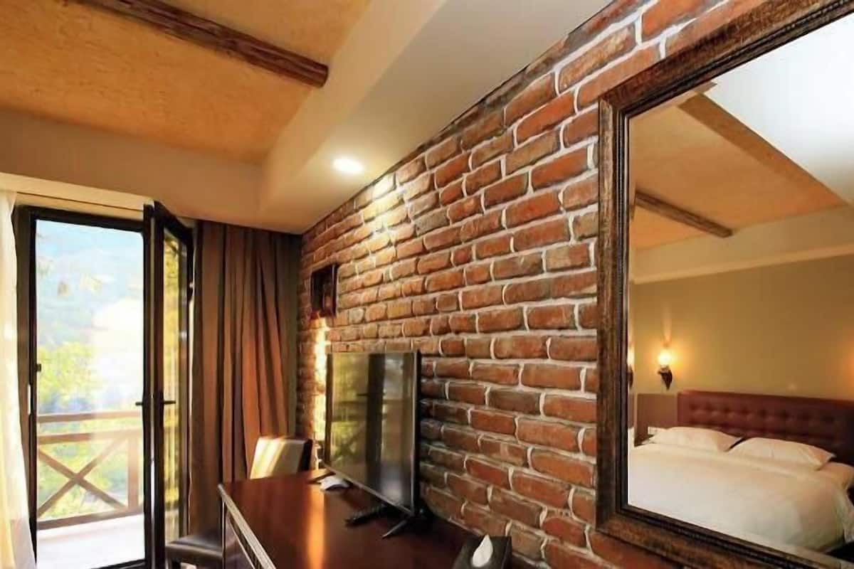 Minibar, coffre-fort, bureau, fer et planche à repasser