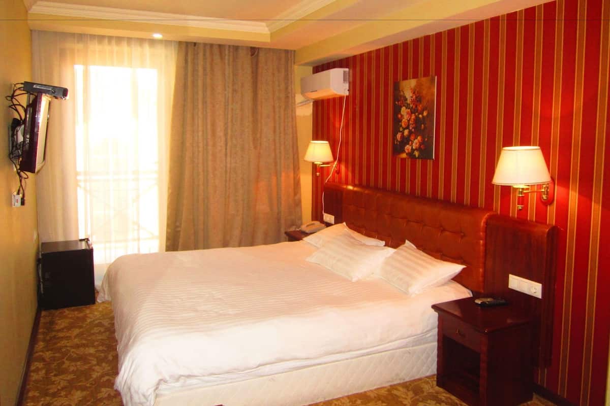 Minibar, coffre-fort, bureau, fer et planche à repasser