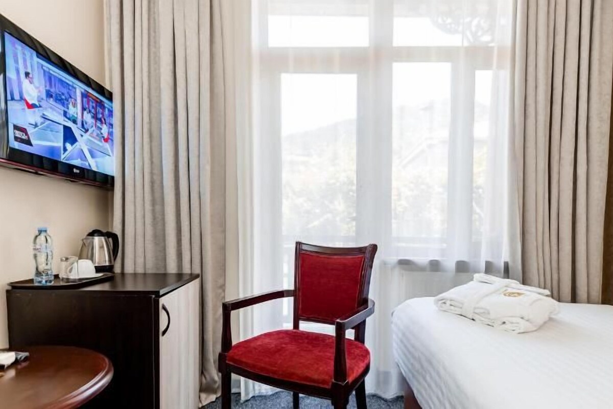 Minibar, in-room safe, desk, iron/ironing board (on request)