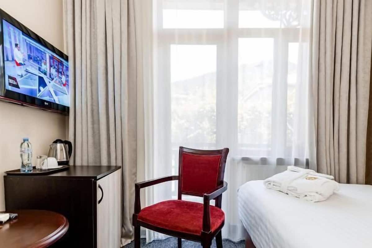 Minibar, coffre-fort, bureau, fer et planche à repasser