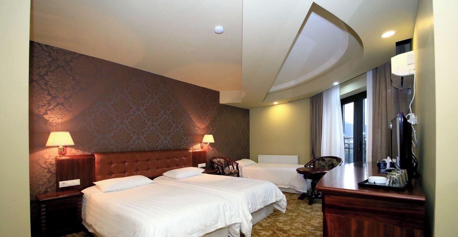 Minibar, in-room safe, desk, iron/ironing board